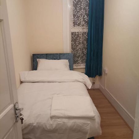 Single Bedroom Near London Seven Kings Train Station Ilford Exteriör bild