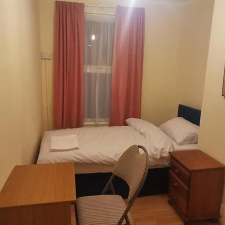 Single Bedroom Near London Seven Kings Train Station Ilford Exteriör bild
