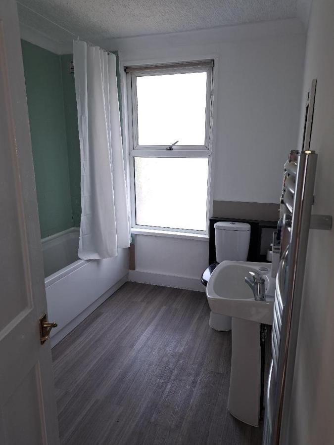 Single Bedroom Near London Seven Kings Train Station Ilford Exteriör bild