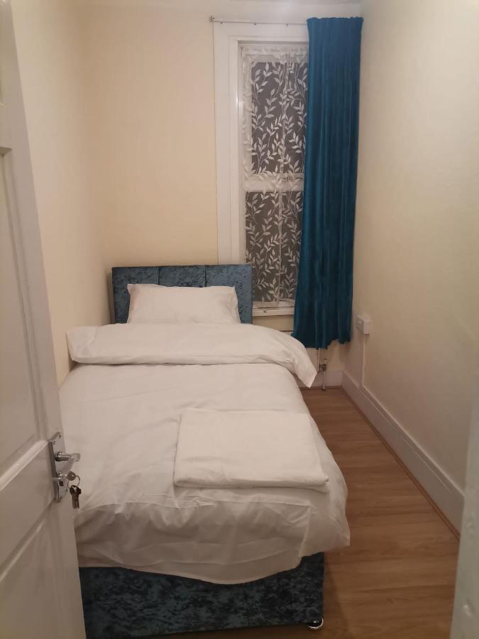 Single Bedroom Near London Seven Kings Train Station Ilford Exteriör bild