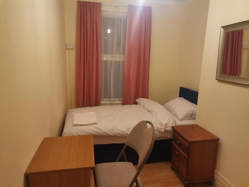 Single Bedroom Near London Seven Kings Train Station Ilford Exteriör bild